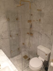 Dusch med gulchromade beslag